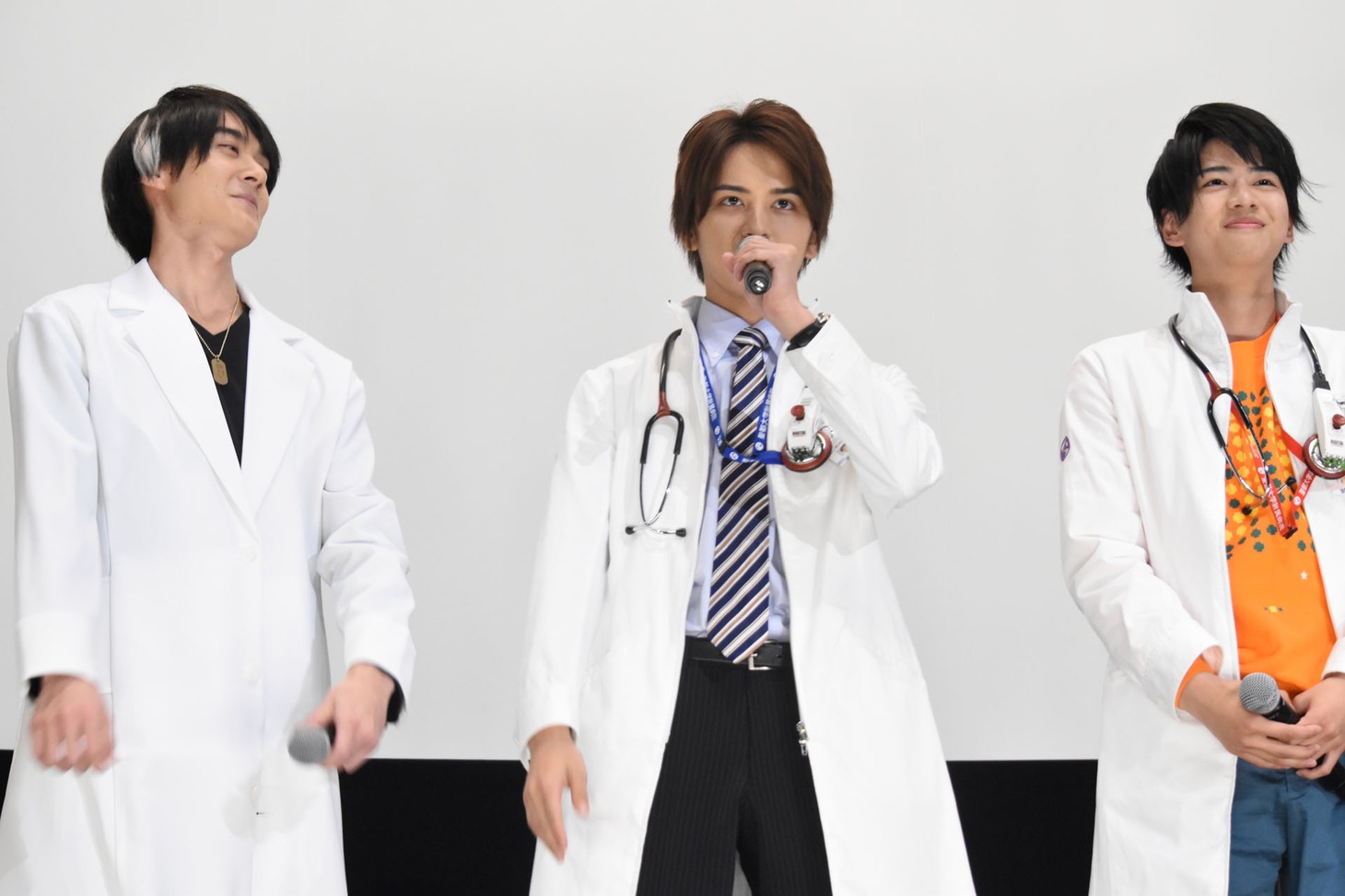 オペ風に「ゲーマドライバー、ライダーガシャット」と唱えた瀬戸利樹（中央）と、それをサポートする動きで笑いを取った松本享恭（左）、飯島寛騎（右）。