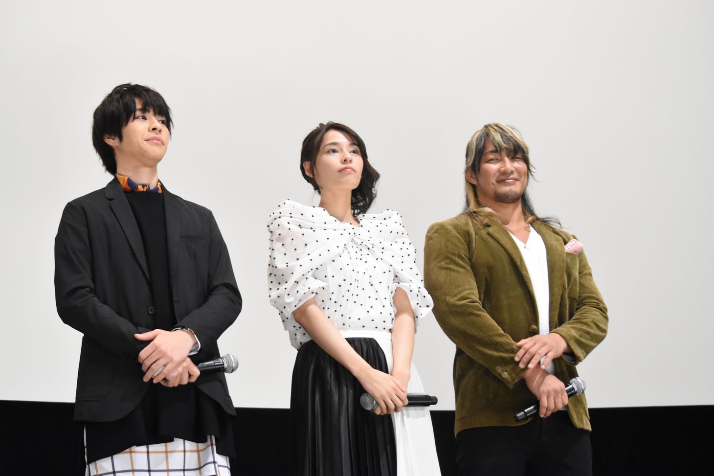 左から西銘駿、大沢ひかる、棚橋弘至。