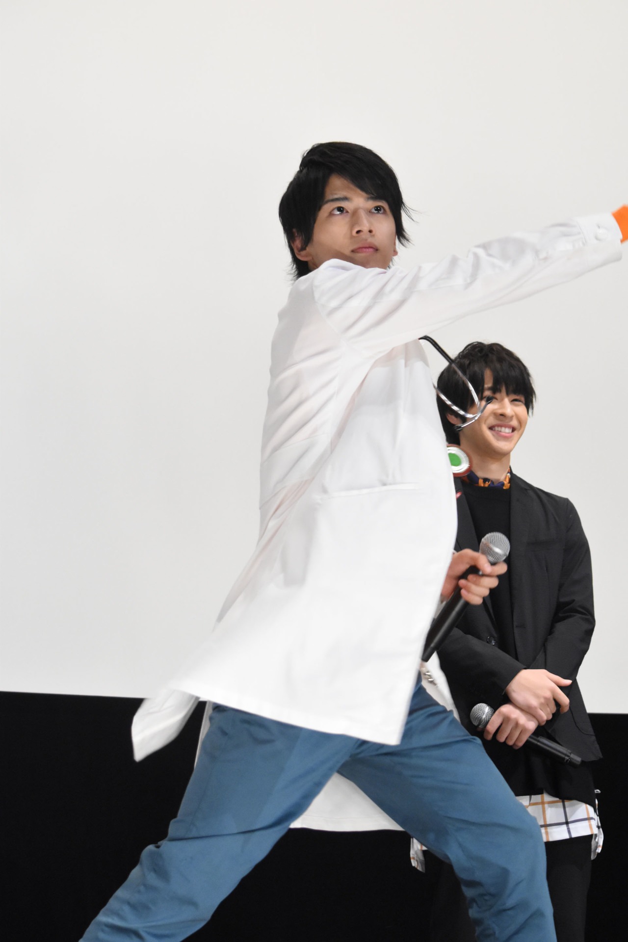 仮面ライダーエグゼイドの変身を披露する飯島寛騎。