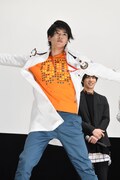 仮面ライダーエグゼイドの変身を披露する飯島寛騎。