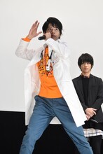 仮面ライダーエグゼイドの変身を披露する飯島寛騎。