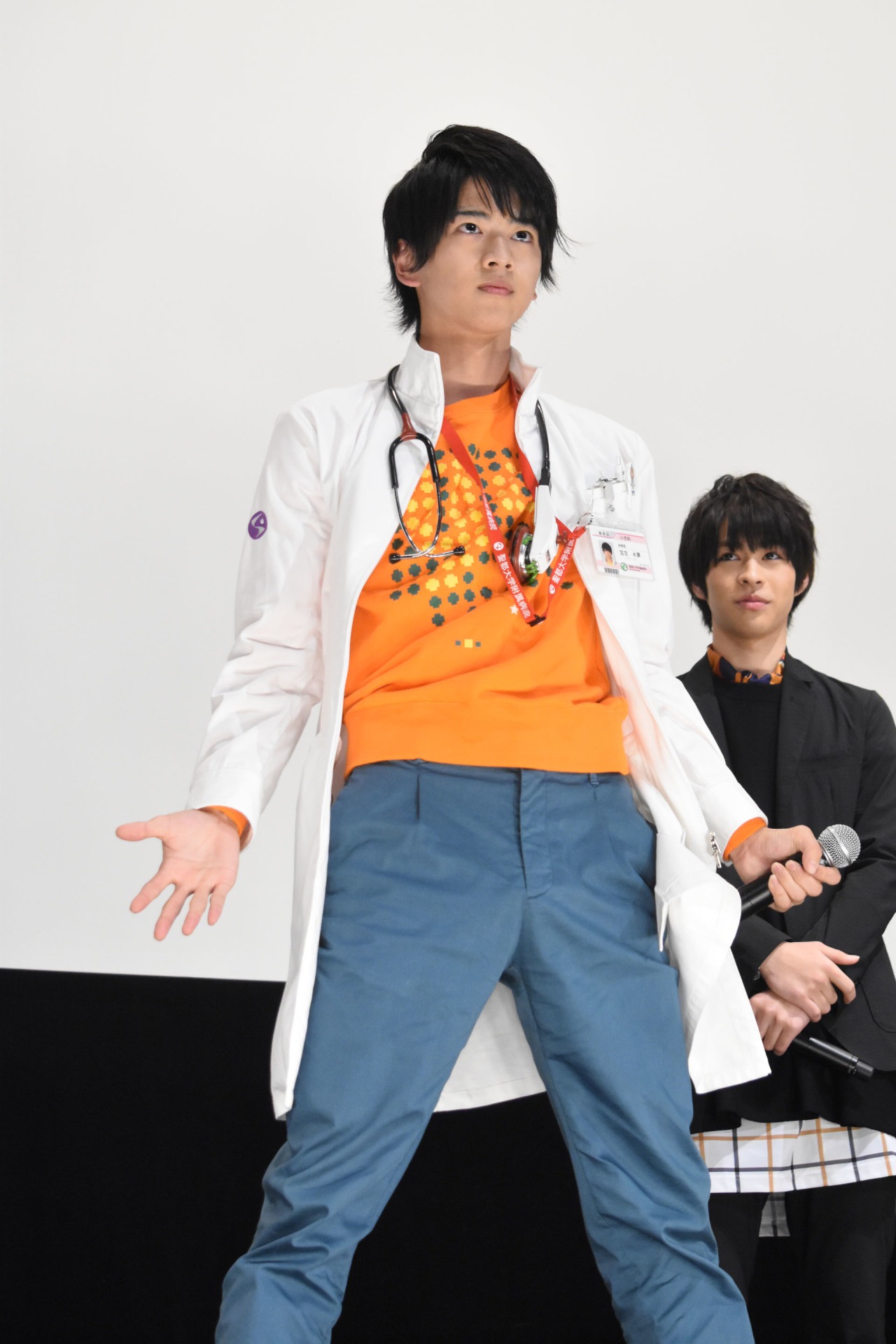 仮面ライダーエグゼイドの変身を披露する飯島寛騎。