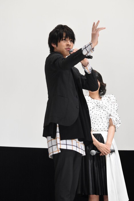 仮面ライダーゴーストの変身を披露する西銘駿。