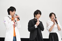 「久々に命燃やしたので、喉がびっくりしてる（笑）」と言う西銘駿（中央）。