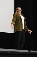 仮面ライダーWの変身に挑戦する棚橋弘至。