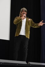 仮面ライダーWの変身に挑戦する棚橋弘至。