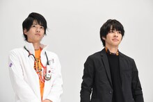 左から飯島寛騎、西銘駿。