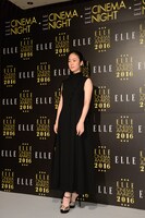 ディオールのドレスに身を包んだ黒木華。