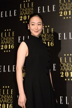 ディオールのドレスに身を包んだ黒木華。