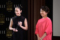 トロフィーを手にする黒木華（左）。