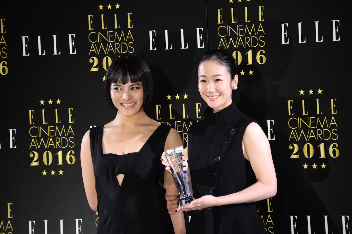 エル シネマ大賞2016授賞式にて、左から菅原小春、黒木華。