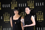 エル シネマ大賞2016授賞式にて、左から菅原小春、黒木華。