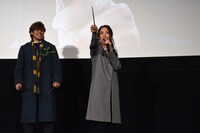 呪文を唱える伊藤静（右）。