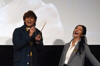 楽しげに言葉を交わす宮野真守（左）と伊藤静（右）。