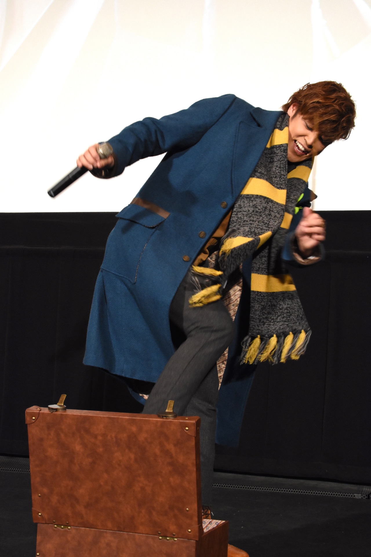 トランクの中に入ろうとする宮野真守。