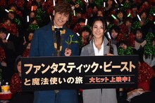 「ファンタスティック・ビーストと魔法使いの旅」大ヒット公開記念舞台挨拶の様子。左から宮野真守、伊藤静。