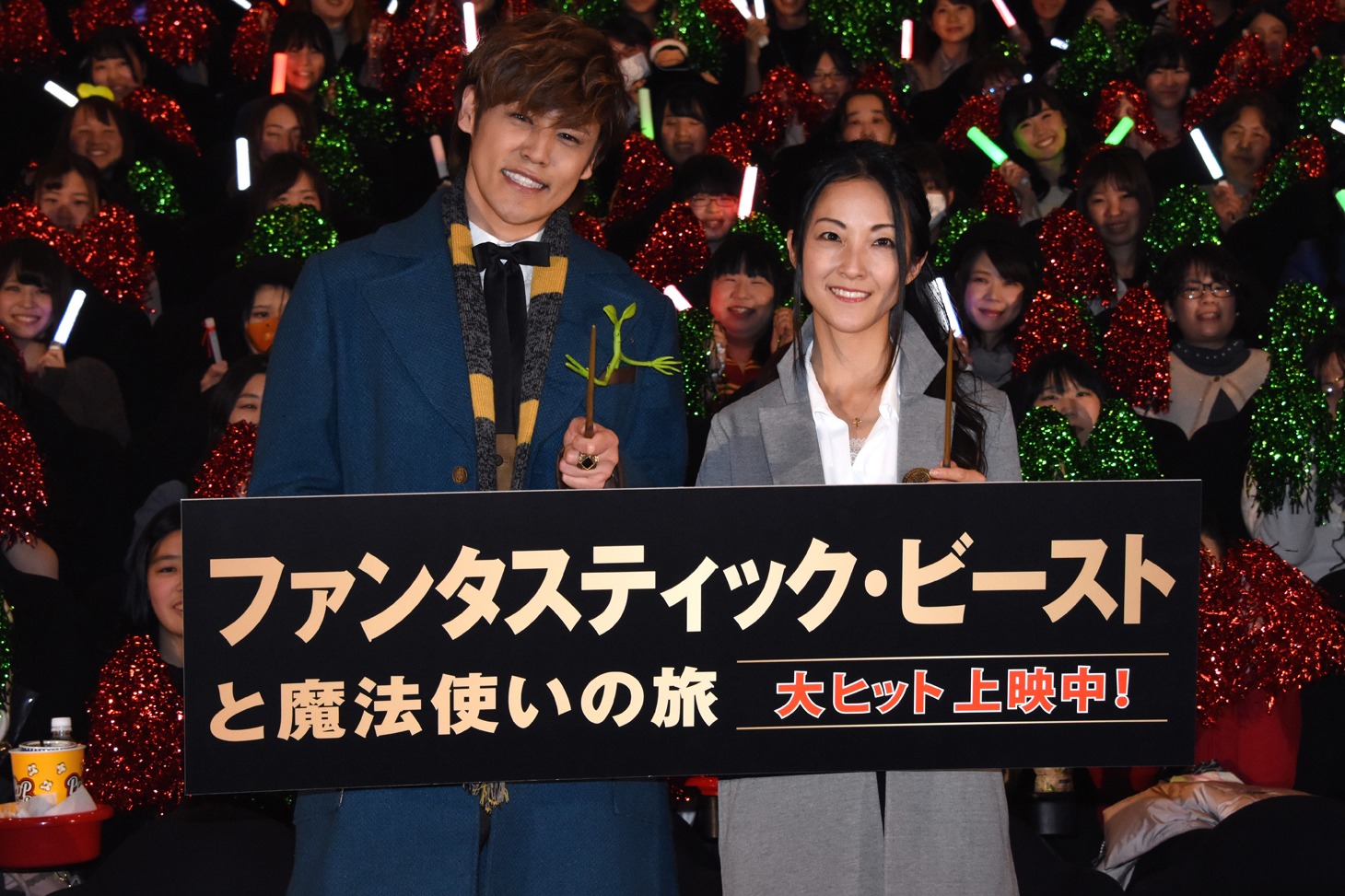 「ファンタスティック・ビーストと魔法使いの旅」大ヒット公開記念舞台挨拶の様子。左から宮野真守、伊藤静。