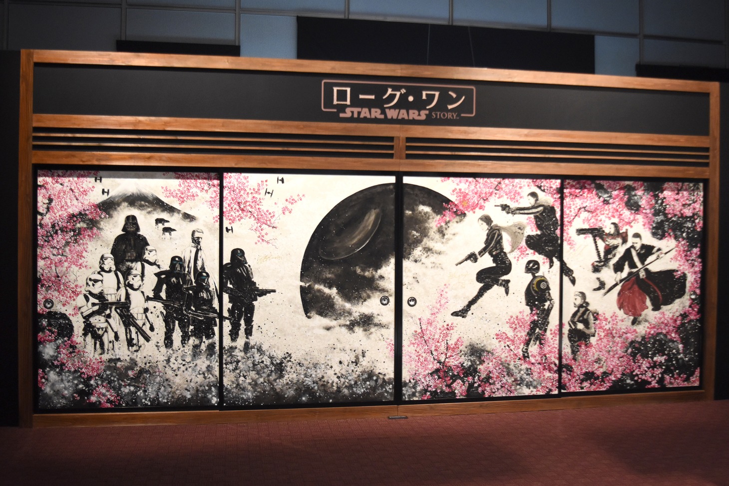 「映画『ローグ・ワン／スター・ウォーズ・ストーリー』公開記念 もうひとつのスター・ウォーズ展」展示の様子。