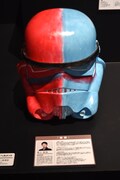 尾上松也がデザインしたストームトルーパーのヘルメット。
