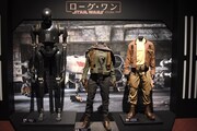「映画『ローグ・ワン／スター・ウォーズ・ストーリー』公開記念 もうひとつのスター・ウォーズ展」展示の様子。