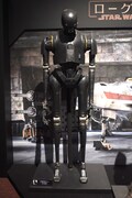 「映画『ローグ・ワン／スター・ウォーズ・ストーリー』公開記念 もうひとつのスター・ウォーズ展」展示の様子。