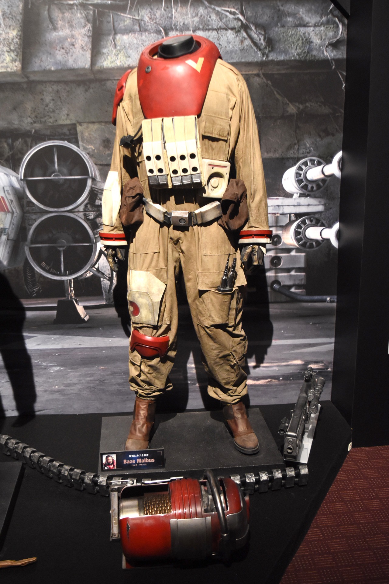 「映画『ローグ・ワン／スター・ウォーズ・ストーリー』公開記念 もうひとつのスター・ウォーズ展」展示の様子。