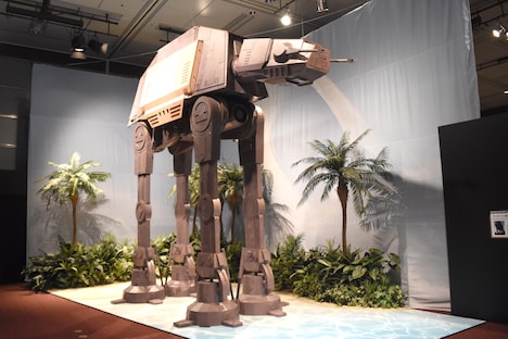 「映画『ローグ・ワン／スター・ウォーズ・ストーリー』公開記念 もうひとつのスター・ウォーズ展」展示の様子。
