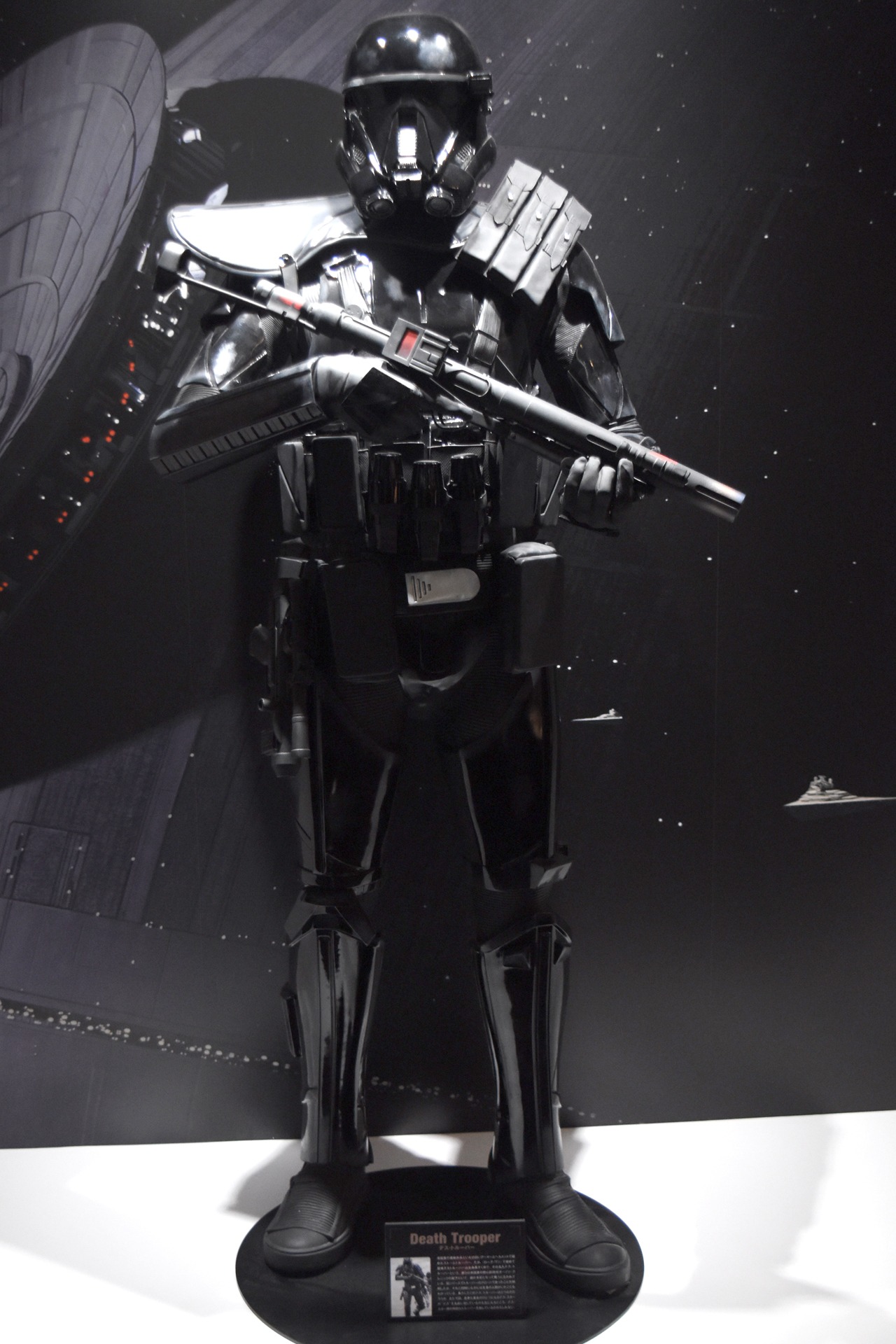「映画『ローグ・ワン／スター・ウォーズ・ストーリー』公開記念 もうひとつのスター・ウォーズ展」展示の様子。