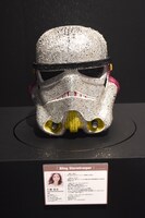 片瀬那奈がデザインしたストームトルーパーのヘルメット。