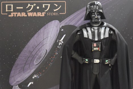 「映画『ローグ・ワン／スター・ウォーズ・ストーリー』公開記念 もうひとつのスター・ウォーズ展」展示の様子。