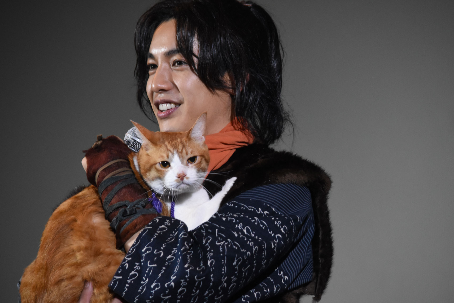 大野拓朗に抱かれた「猫忍」金時と「猫侍」あなごが肉球で主役猫