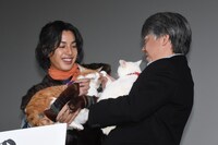 金時とあなごの肉球によるバトンタッチセレモニー。