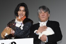 左から大野拓朗に抱かれた金時と渡辺武に抱かれたあなご。