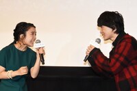 「入れ替わってる!?」とユニゾンするセリフを実演する上白石萌音と神木隆之介。