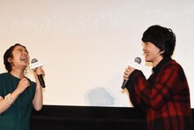 「入れ替わってる!?」とユニゾンするセリフを実演する上白石萌音と神木隆之介。