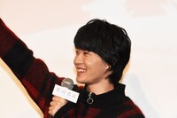 クイズに答えようと手を挙げる神木隆之介。