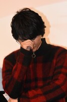 クイズに悩む神木隆之介。