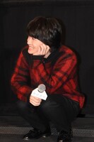 クイズに不正解して、しゃがみこむ神木隆之介。