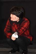 クイズに不正解して、しゃがみこむ神木隆之介。