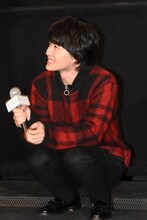 クイズに不正解して、しゃがみこむ神木隆之介。