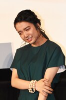 クイズの答えを考える上白石萌音。