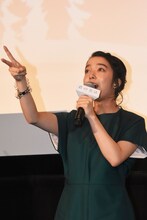 観客とじゃんけんをする上白石萌音。