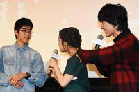 クイズ正解者のバスの時間を心配する上白石萌音と神木隆之介。