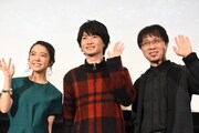 左から上白石萌音、神木隆之介、監督の新海誠。