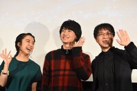 左から上白石萌音、神木隆之介、監督の新海誠。