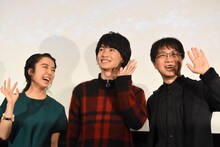 左から上白石萌音、神木隆之介、監督の新海誠。