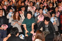 観客と触れ合う上白石萌音。