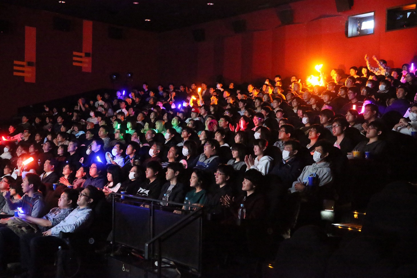 「君の名は。」大合唱上映会の様子。