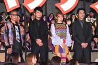 「土竜の唄 香港狂騒曲」公開記念舞台挨拶の様子。左から三池崇史、上地雄輔、仲里依紗、堤真一。