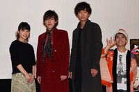 「太陽を掴め」初日舞台挨拶の様子。左から岸井ゆきの、吉村界人、浅香航大、中村祐太郎。